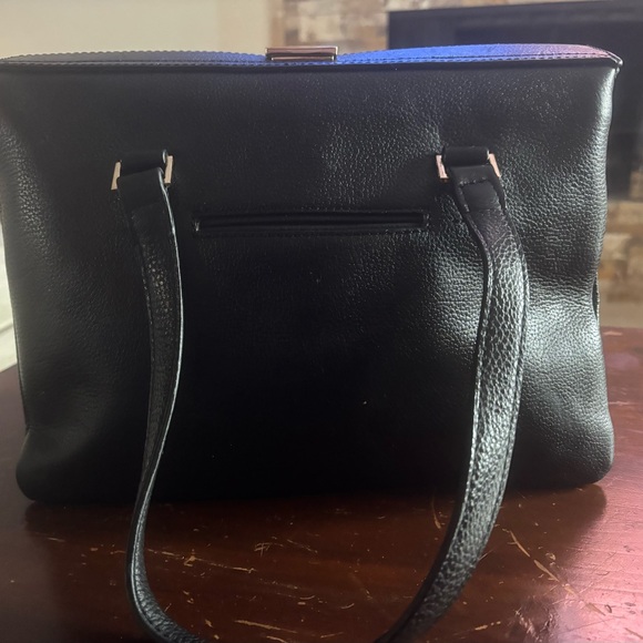 Isaac Mizrahi Elegant Black Shoulder Bag - Picture 2 of 16